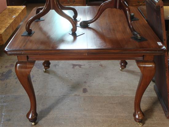 Extending mahogany dining table with 1 leaf on cab legs(-)